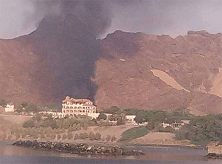 una nube de humo se levantó desde el hotel Al Qasr El dimitido primer ministro yemení huye de Adén tras ataques con misiles